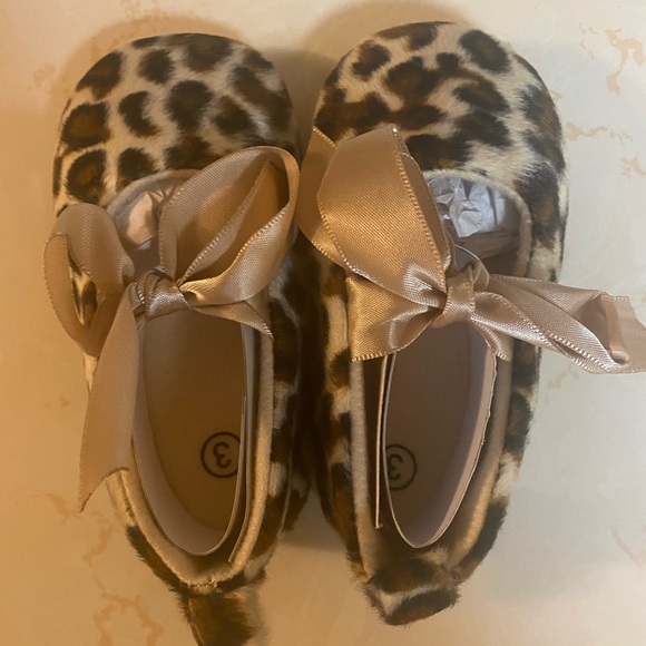 Leopard print toddler slippers size 5 - Picture 2 of 5
